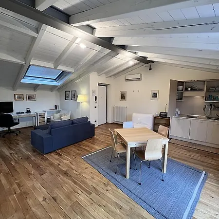 All'orologio דירה